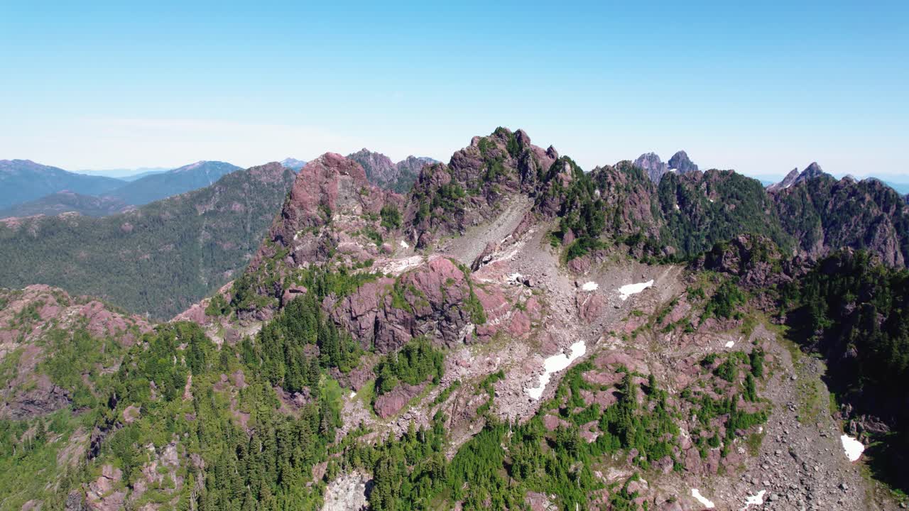 들쭉날쭉 한 산봉우리의 공중 플라이 백 풀 - mackenzie range, vancouver island, bc, canada