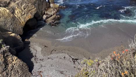 Neigungssockel-Pazifischer-Wellen,-Die-An-Einem-Sonnigen-Tag-Entlang-Eines-Beliebten-Wanderwegs-In-Big-Sur-Kalifornien-Stürzen