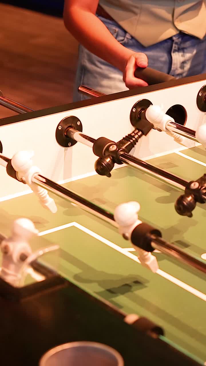 Spillere deltar i en livlig bordfotballkamp