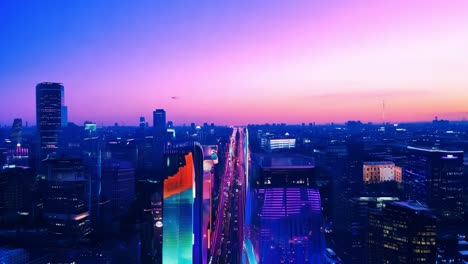 el vibrante horizonte de la ciudad por la noche