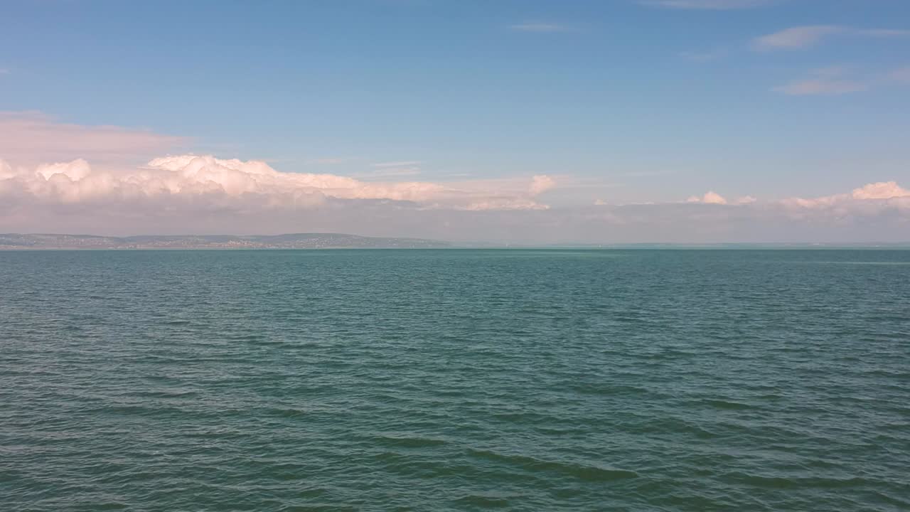 헝가리 발라톤 호수 위로 dji 드론으로 비행