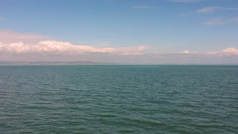 Volando-Con-Un-Dron-Dji-Sobre-El-Lago-Balaton,-Hungría