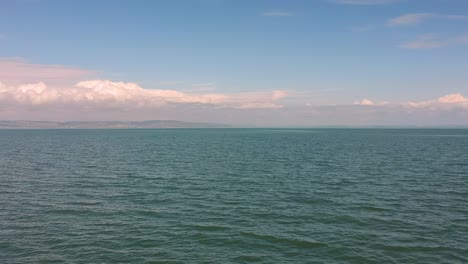 volando con un dron dji sobre el lago balaton, hungría