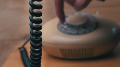 marcando un número en un viejo teléfono de alambre vintage, recoger el teléfono y llamar