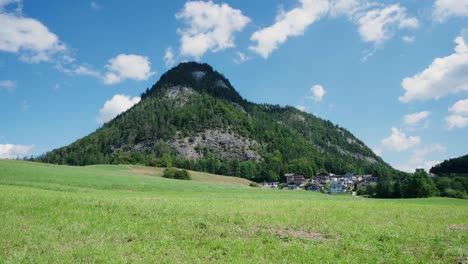 gran montaña en austria. con un pequeño pueblo