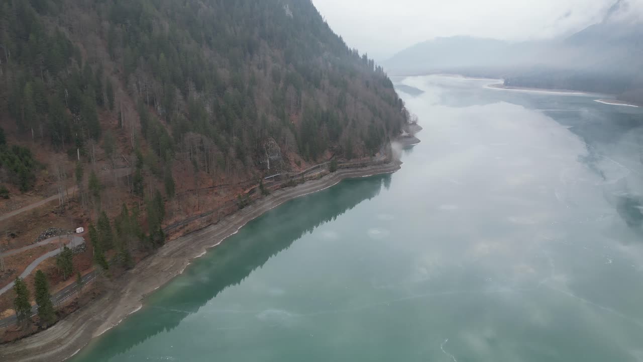 agua verdosa en el lago klöntalersee en glarus, suiza