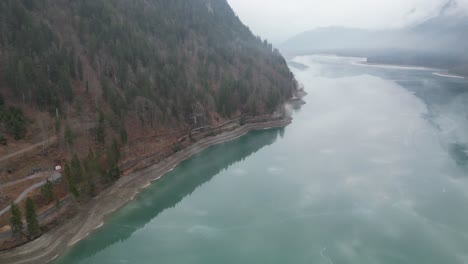 Agua-Verdosa-En-El-Lago-Klöntalersee-En-Glarus,-Suiza