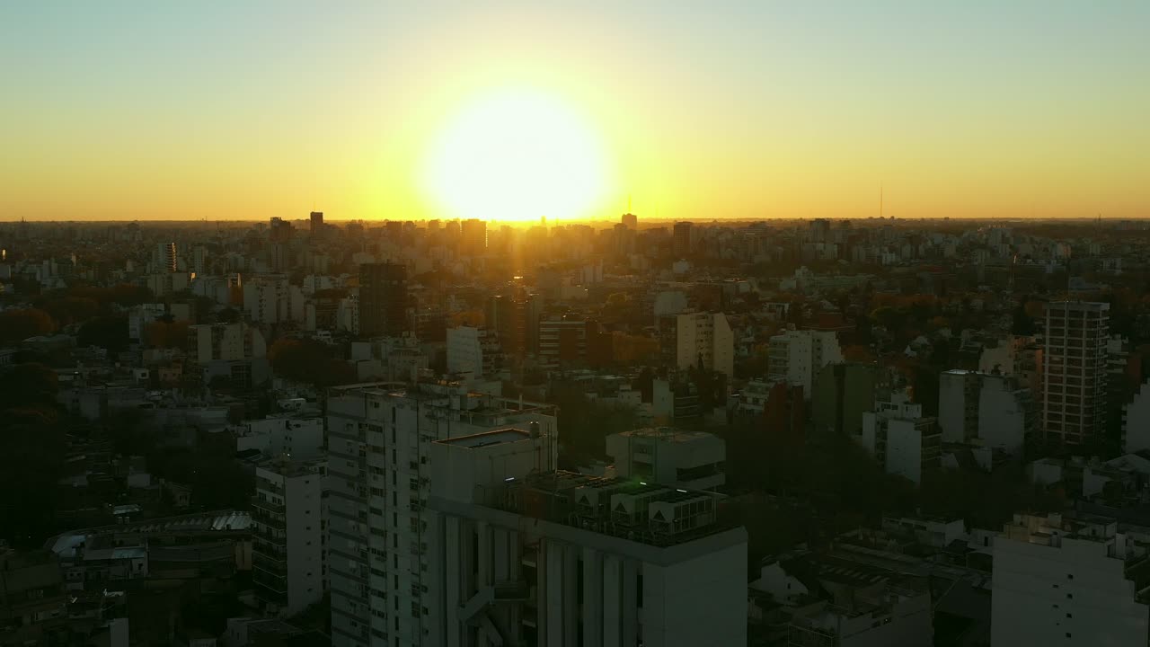drone: puesta de sol sobre la ciudad. movimiento de espalda lento