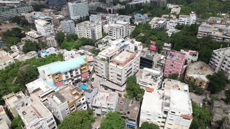 Video-Aéreo-De-4k-Por-La-Tarde-De-Hill-Top-Colony-Y-Banjara-Hills,-Es-Un-Centro-Residencial-Y-Comercial-Urbano-Y-Uno-De-Los-Barrios-Más-Prósperos-De-Hyderabad,-Telangana,-India.