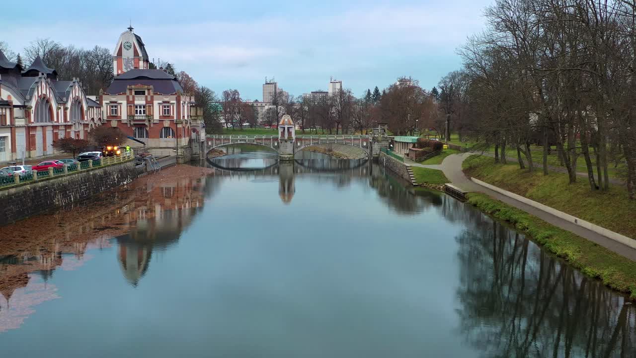vista aérea del puente sobre el río tranquilo en hradec kralove, república checa