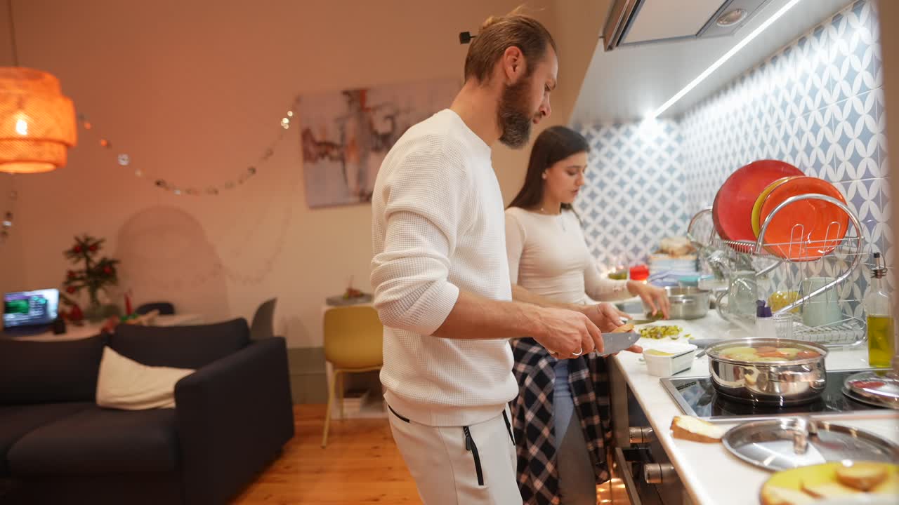 Um casal cozinhando juntos em uma cozinha aconchegante
