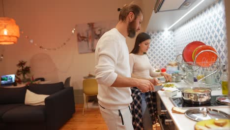 pareja cocinando juntos en una cocina acogedora