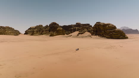 Pick-up-Truck,-Der-Auf-Einsamen-Wüsten-Im-Wadi-Rum,-Jordanien,-Fährt