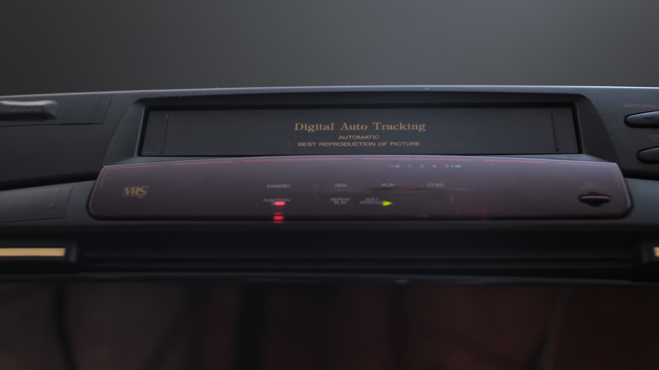 플레이어 에 vhs 카세트 를 입 하는 여자 의 클로즈업