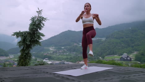 mujer haciendo ejercicio al aire libre en una vista de la montaña