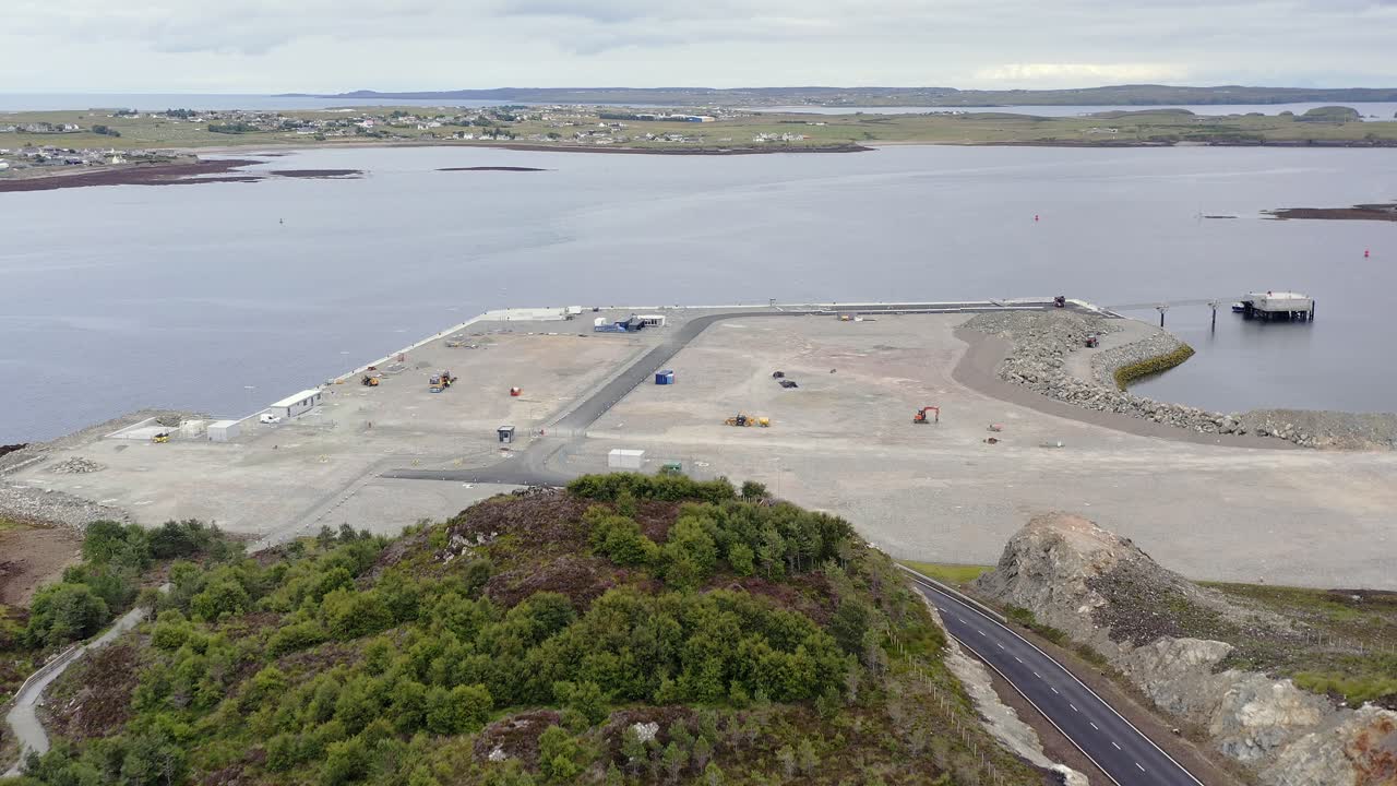 Toma con dron del puerto de aguas profundas de Stornoway en construcción con la península de Point
