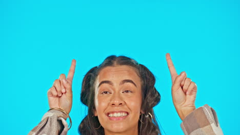 mujer feliz apuntando hacia arriba