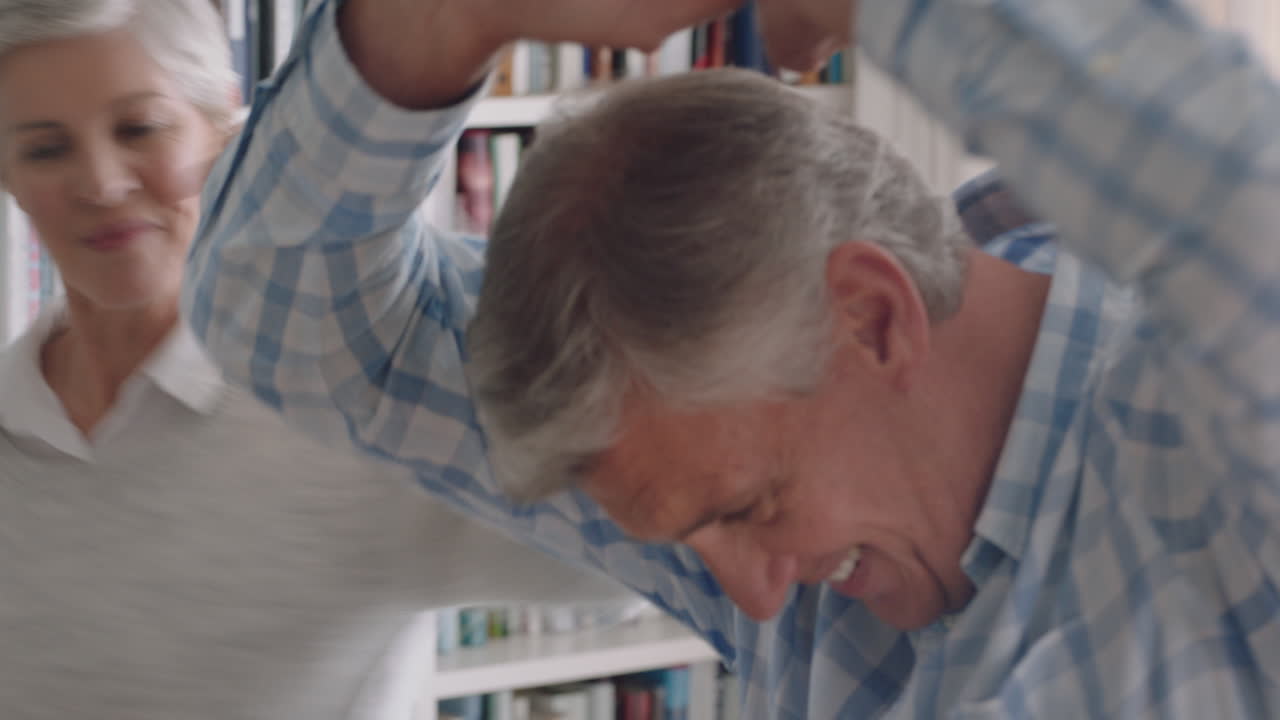 행복한  ⁇ 은 부부가 집에서 춤을 추고 은퇴 기념일을 축하하고 재미있는 춤을 즐기고 관계의 이정표 축하 4k