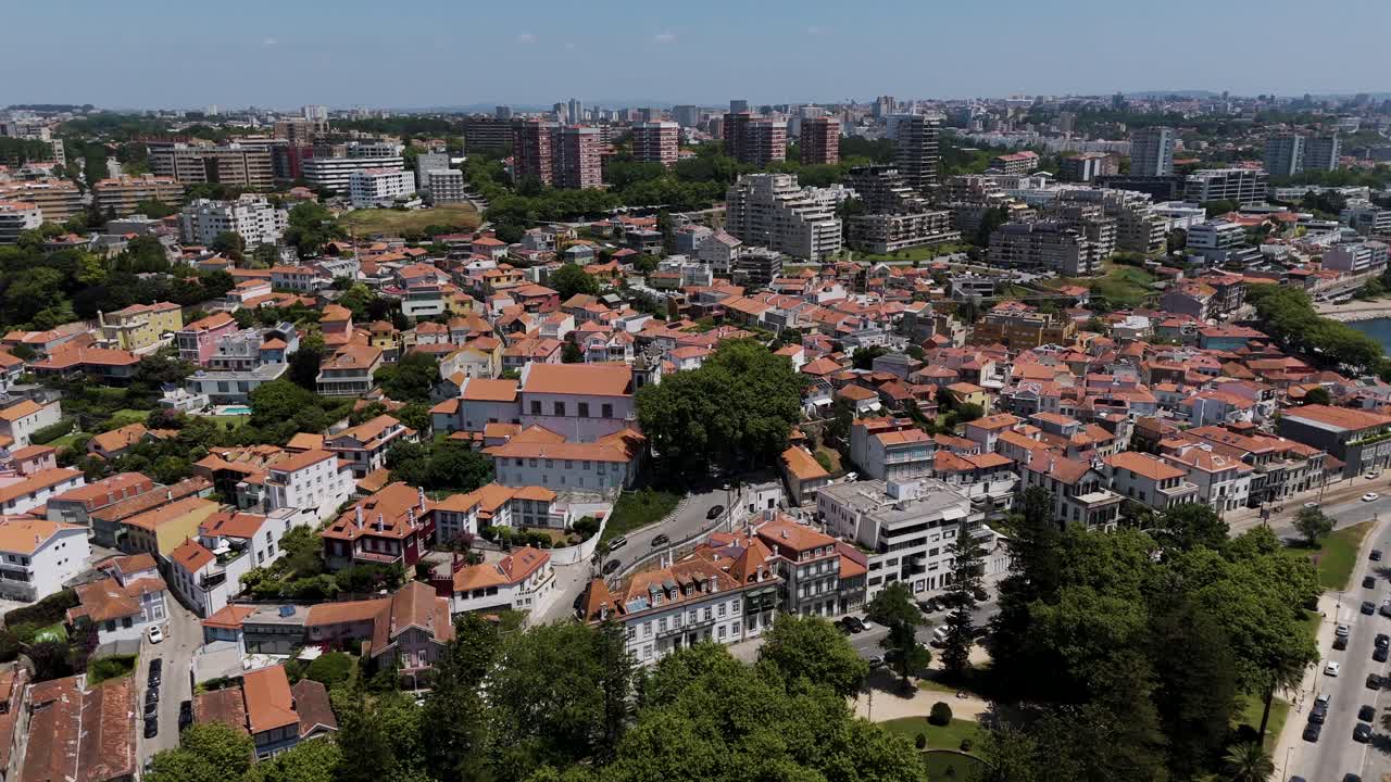 Vista aerea di Foz do Porto con case tradizionali, edifici moderni e lungomare.