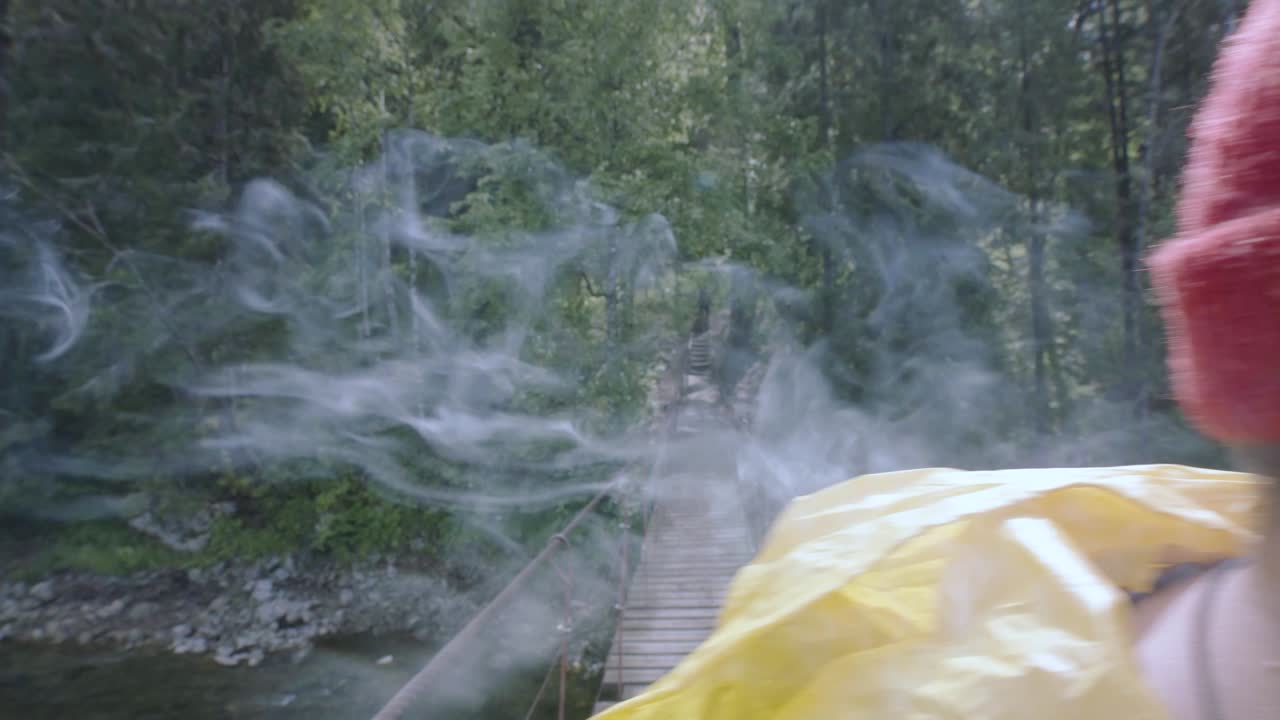 hombre caminando en el bosque con una pipa