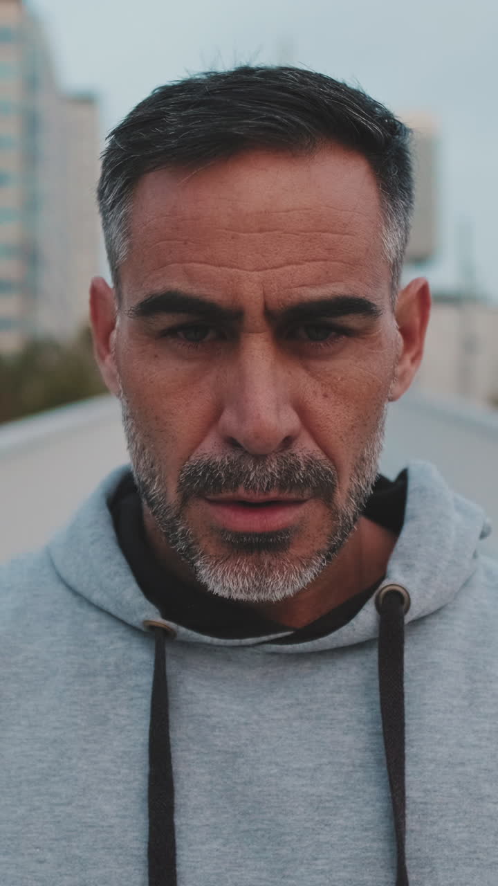 retrato de un hombre con capucha