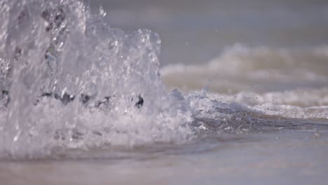 Nahaufnahme-Eines-Kiteboarders-Auf-Einem-Twin-Tip-Board-Aus-Niedriger-Perspektive-In-Zeitlupe,-Der-Mit-Einem-Spritzer-Anhält