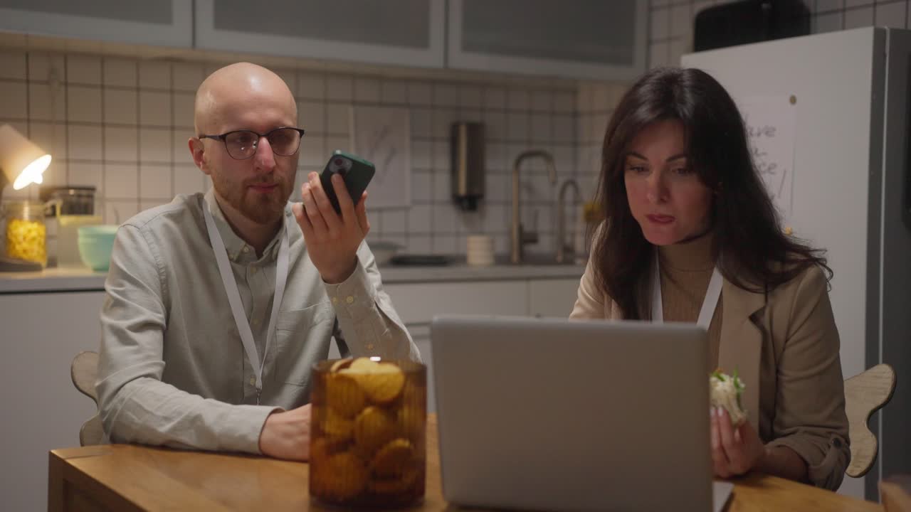 Persone che lavorano in cucina
