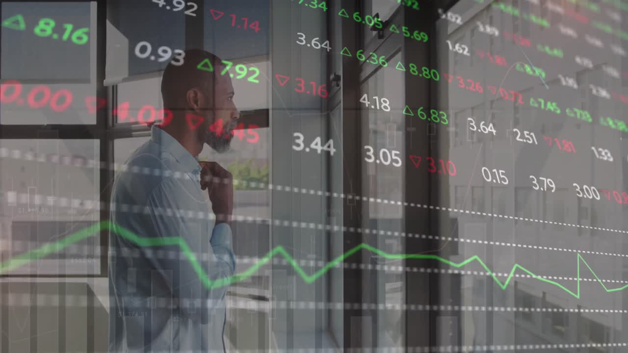 Animation av databehandling över en tankfull afroamerikansk man som tittar ut genom fönstret på kontoret.
