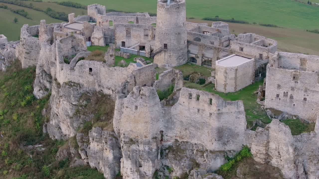 Prospettiva aerea del Castello di Spiš e di un vasto terreno aperto, Slovacchia