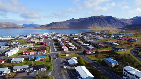 Conducción-De-Automóviles-En-La-Ciudad-Islandesa-De-Grundarfjordur-En-Un-Día-Soleado