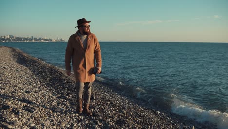 uomo con la telecamera sulla spiaggia