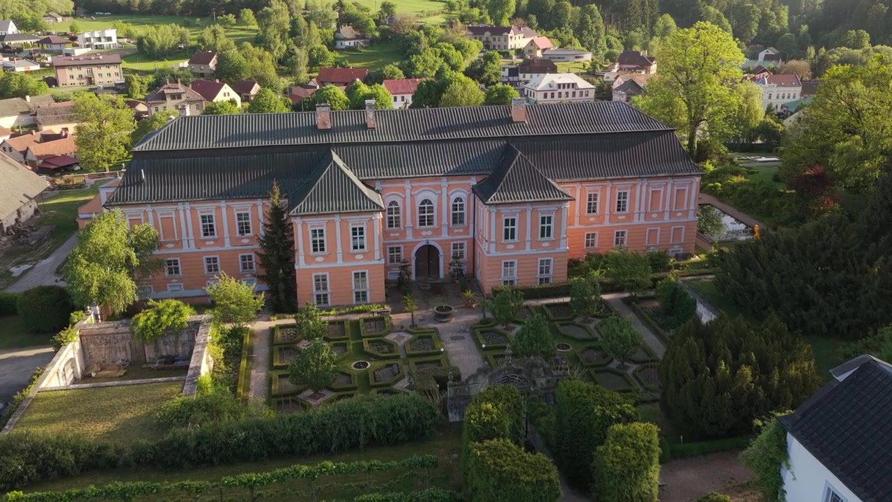 Vista aerea del Castello di Nové Hrady in una soleggiata giornata estiva. Ripresa con drone che mostra eleganti giardini e la tenuta storica.