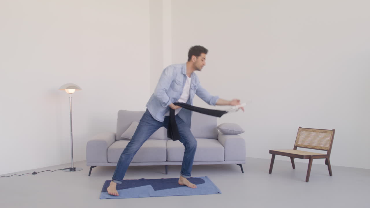 un hombre alto baila con un vestido