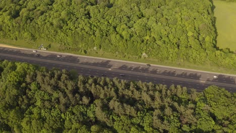 Vista-Aérea-De-Una-Gran-Autopista-En-El-Campo-Del-Reino-Unido