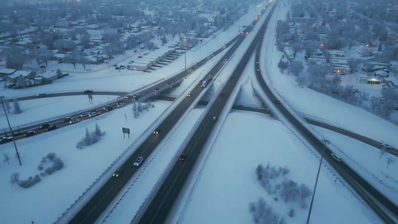 러시아워가 발생하면 안개가 자욱한 흐린 겨울 저녁 동안 고속도로에서 드론 샷
