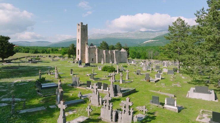 Vista aerea su rovine medievali della Chiesa della Santa Salvezza a Cetina, estate