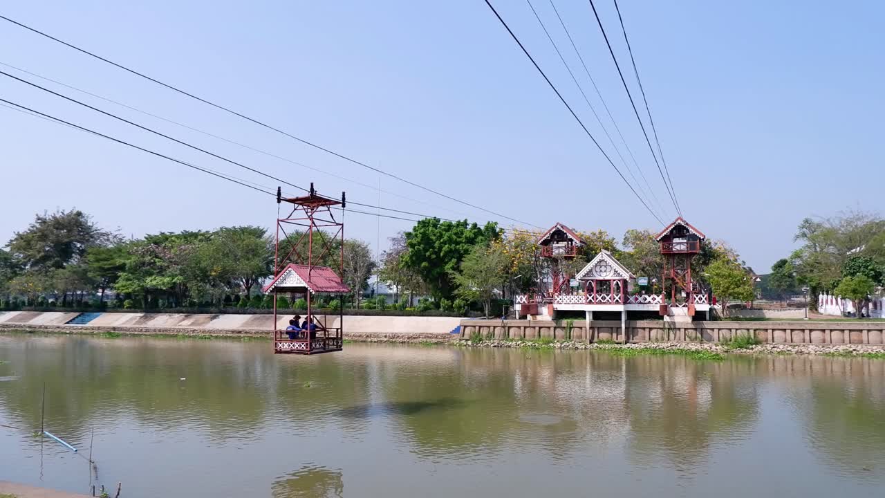 el teleférico se mueve sobre el río en ayutthaya