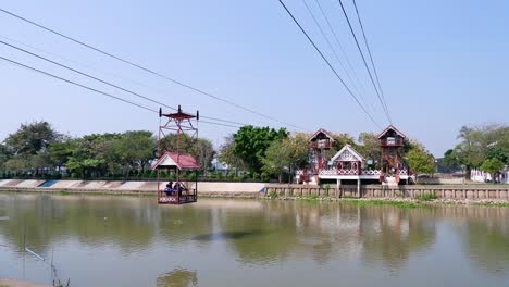 el teleférico se mueve sobre el río en ayutthaya