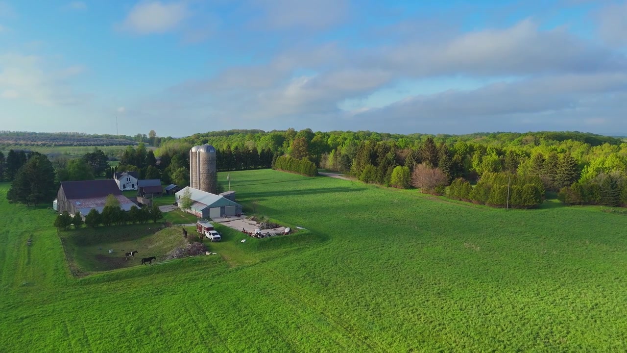 Gård med lade og to ældre betonsiloer i Leelanau County, Michigan, USA