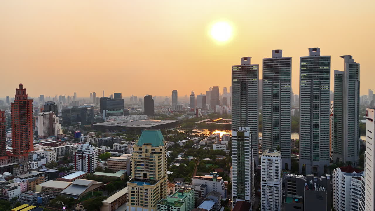 Vista aérea de drone do horizonte de Banguecoque ao pôr do sol com modernos arranha-céus e luz dourada do entardecer