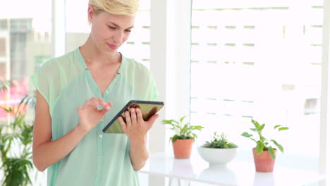 Smiling-businesswoman-using-a-tablet