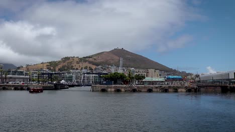 Ein-Kameraschwenk-An-Bord-Eines-Katamarans-An-Der-Waterfront-Von-Va-In-Kapstadt,-Südafrika