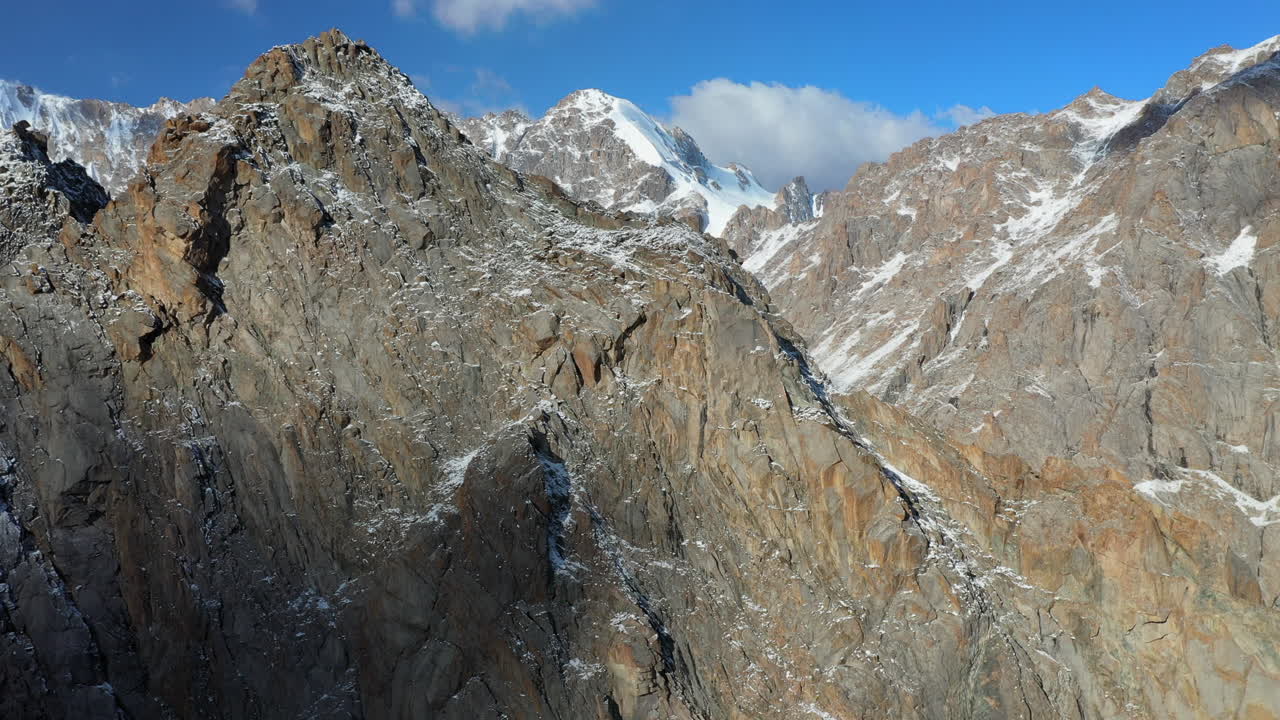 toma aérea cinematográfica giratoria de un gran pico de montaña en el glaciar ak-sai en kirguistán