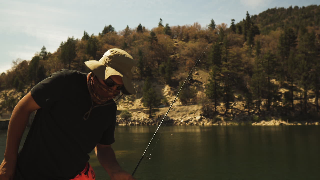 рыбак ловит рыбу на озере в калифорнии в жаркий летний день, америка