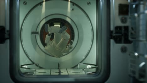 astronauta dentro de la estación espacial orbital