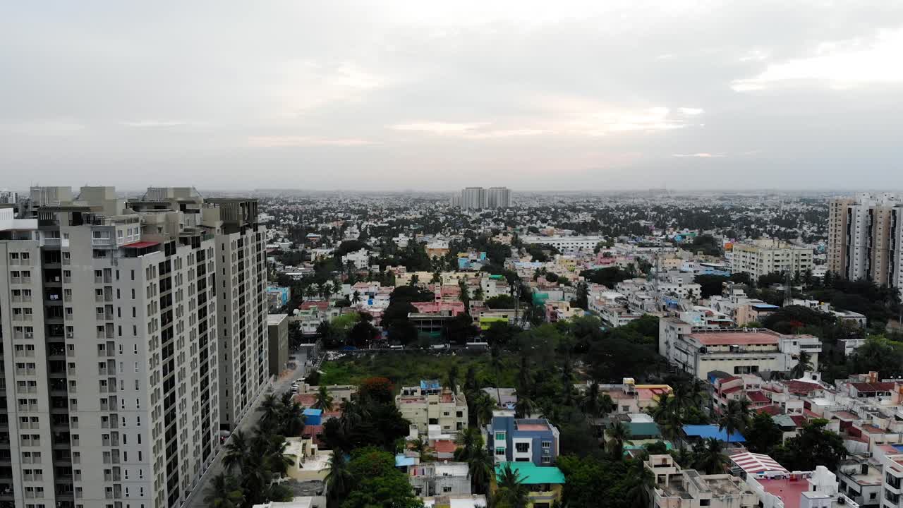 Ripresa aerea con drone di edifici, palazzi della città al tramonto, Chennai City - Chennai, sul Golfo del Bengala nell'India orientale, è la capitale dello stato del Tamil Nadu