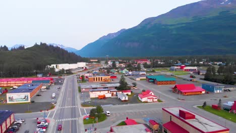 video de drones de 4k del pueblo de pescadores en valdez, ak durante un día soleado de verano