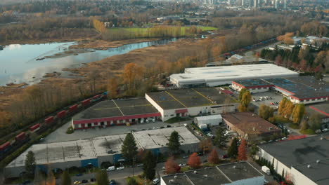 Vista-Aérea-Del-Lago-Burnaby-Que-Revela-El-Horizonte-De-Vancouver-En-La-Distancia