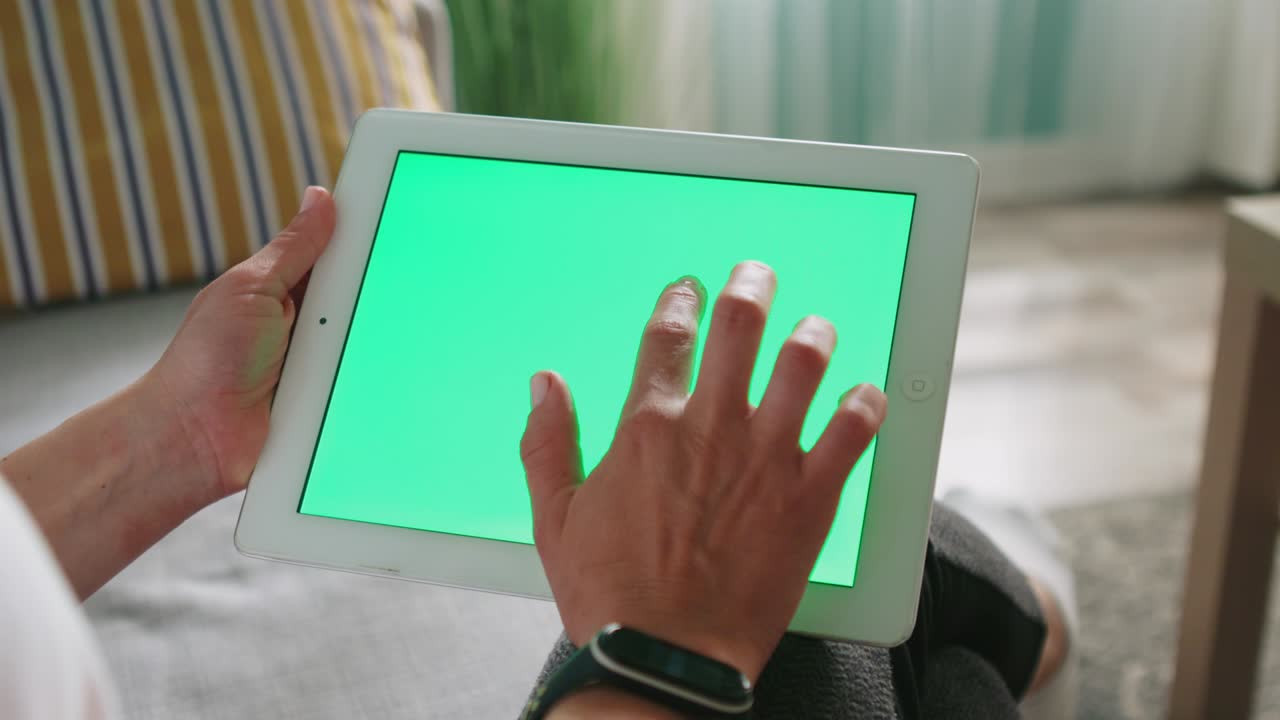 여성은 크로마 키를 가진 태블릿 컴퓨터를 사용합니다.