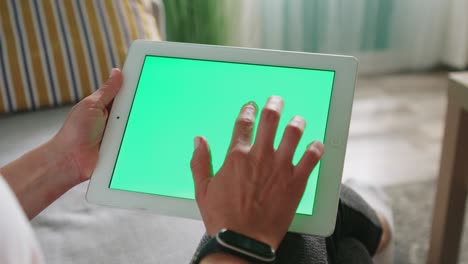 la mujer usa una tableta con una llave chroma.